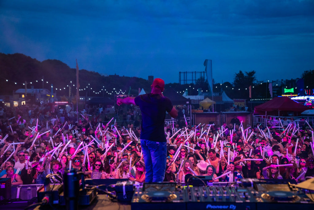 90's Festival Brighton - one of our artists performing for the crowd